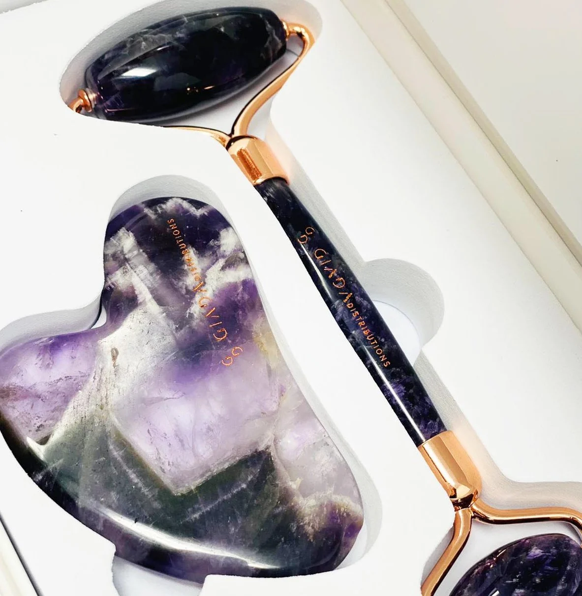 GIADA DISTRIBUTIONS Set Gua Sha e Roller in Ametista