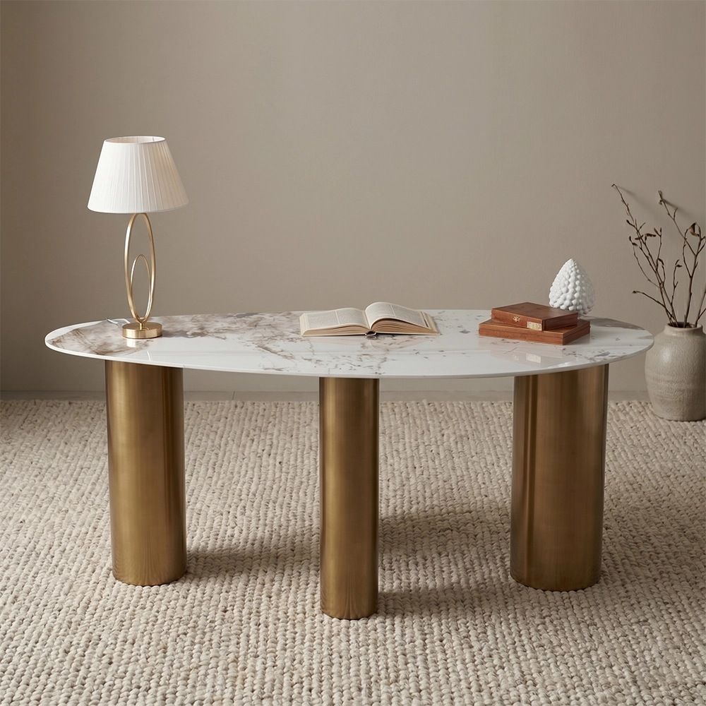 Tavolo Suyaro Asimmetrico Japandi con Top in Ceramica Effetto Marmo Calacatta e Struttura Oro