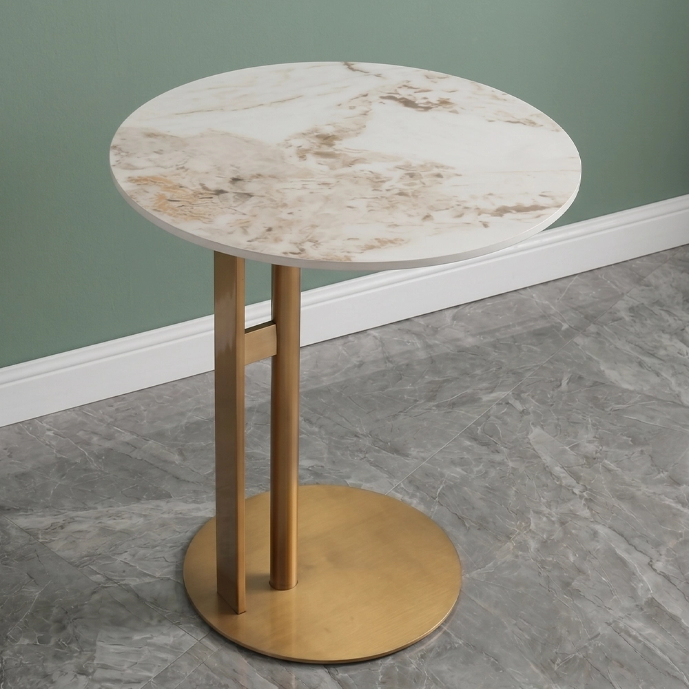 Tavolino Neriko stile Japandi con top in ceramica beige effetto marmo Calacatta e struttura in metallo dorato